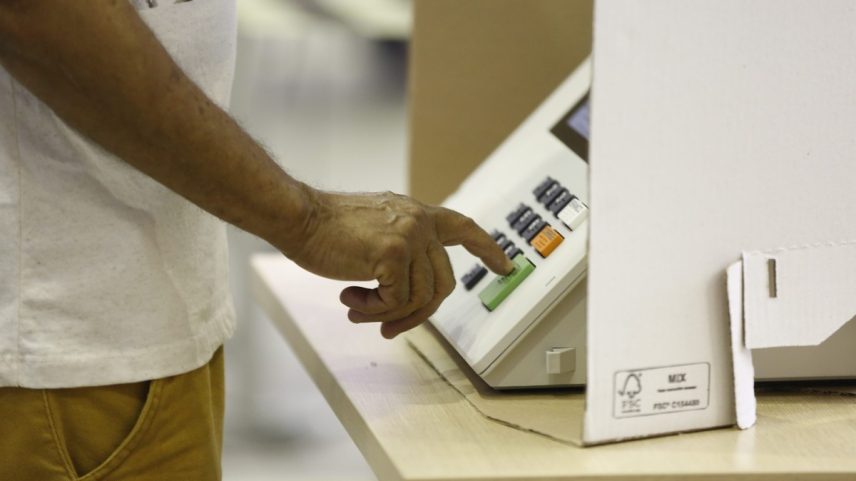 Eleitor vota na urna eletrônica em 2022 (Foto: Custódio Coimbra)