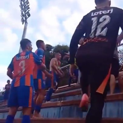 Jogadores do Duque de Caxias se confrontam com torcedores após rebaixamento