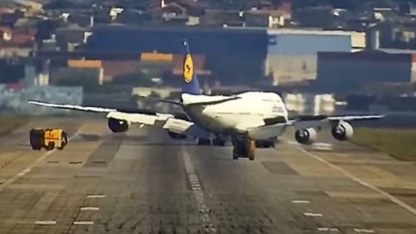 Caminhões de bombeiros acompanham Boeing 747 da companhia Lufthansa após pouso de emergência em Guarulhos (SP) (Foto: Golf Oscar Romeo)