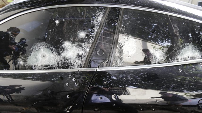 Ao menos 30 marcas de disparos nas duas portas, além de marcas nas janelas, mostram violência do ataque a Vinicius Drumond (Foto: Domingos Peixoto / Agência O Globo)