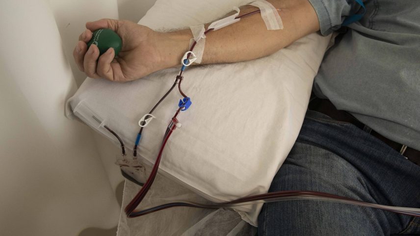 Homem doa sangue em hospital de São Paulo; o novo exame vai detectar hepatite A e Parvovírus B19 no plasma do sangue (Foto: Caio Guatelli)