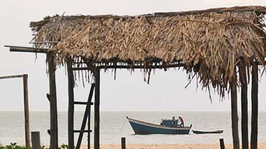 Pescador na Praia da Ponta do Corumbau (Foto: Márcio Fernandes/Estadão)