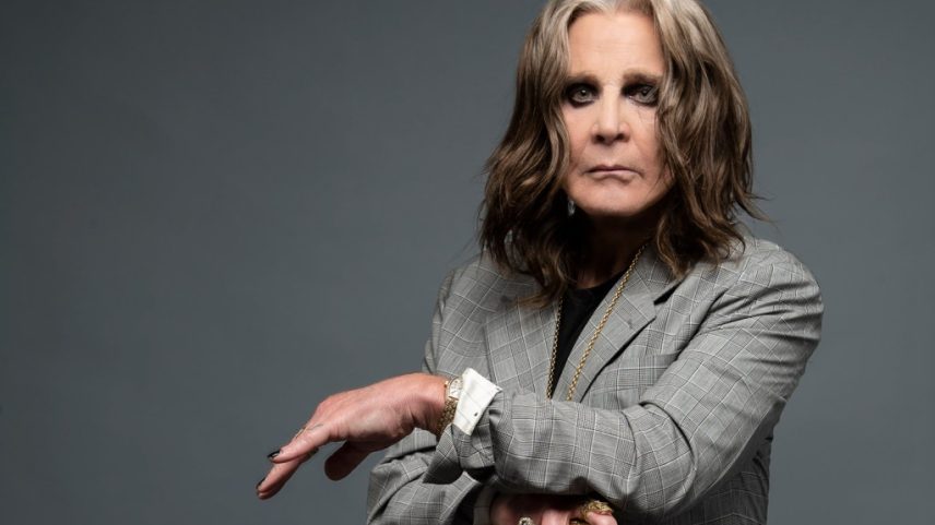 Ozzy Osbourne se uniu a uma empresa de cosméticos da sua cidade natal para lançar uma linha de maquiagem antes do show final do Black Sabbath, que acontecerá em 5 de julho, com detalhes a serem divulgados em breve. (Foto: Reprodução)