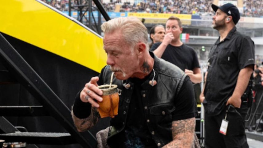 James Hetfield, vocalista do Metallica, toma mate antes de show (Foto: Divulgação)