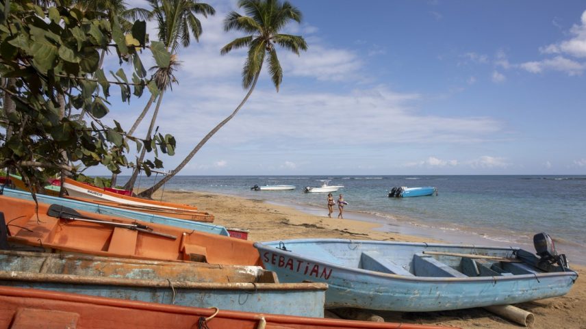 A praia de Las Ballenas em Las Terrenas, uma cidade na Península de Samaná, na República Dominicana (Foto: Tatiana Fernández/The New York Times)
