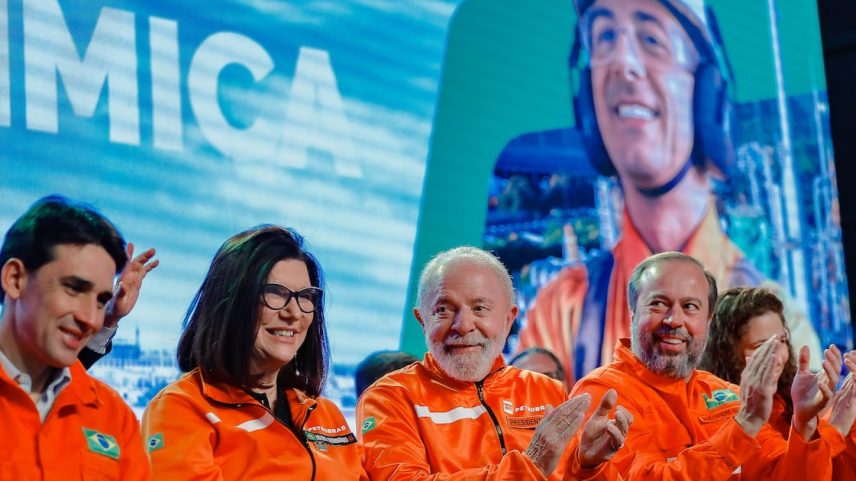Lula, entre a presidente da Petrobras, Magda Chambriard, e o ministro de Minas e Energia, Alexandre Silveira, em anúncio de investimentos nesta sexta-feira, 4 (Foto: Ricardo Stuckert/PR)