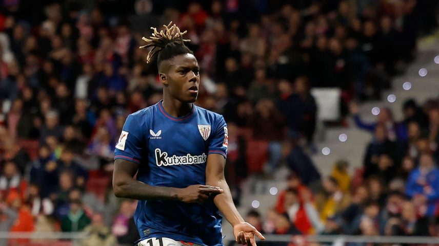 Nico Williams aponta para a pele ao comemorar seu gol contra o Atlético de Madrid (Foto: OSCAR DEL POZO / AFP)