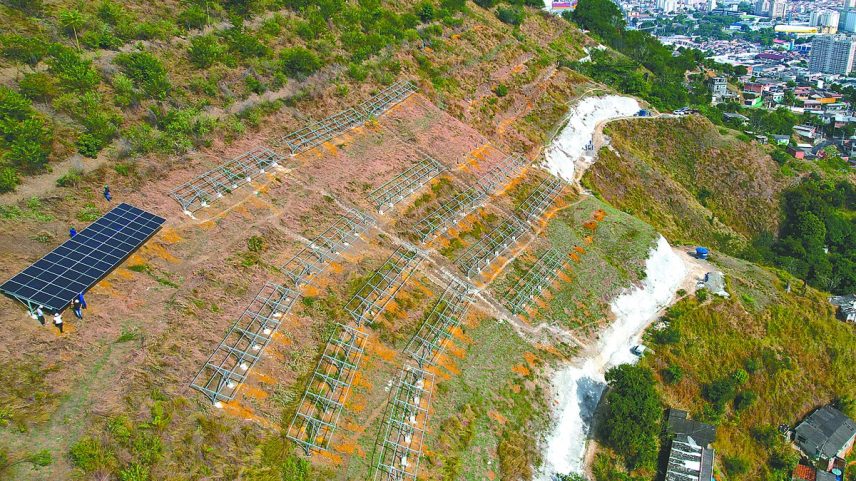 O projeto Encosta Verde está instalando 450 painéis solares no Morro do Boa Vista, em São Lourenço, em Niterói (Foto: Divulgação/Leonardo Simplício)
