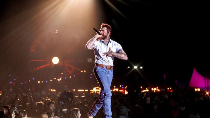 Post Malone sofreu uma queda inesperada do palco durante uma recente parada em sua turnê, mas não perdeu o ritmo. (Foto: Reprodução)