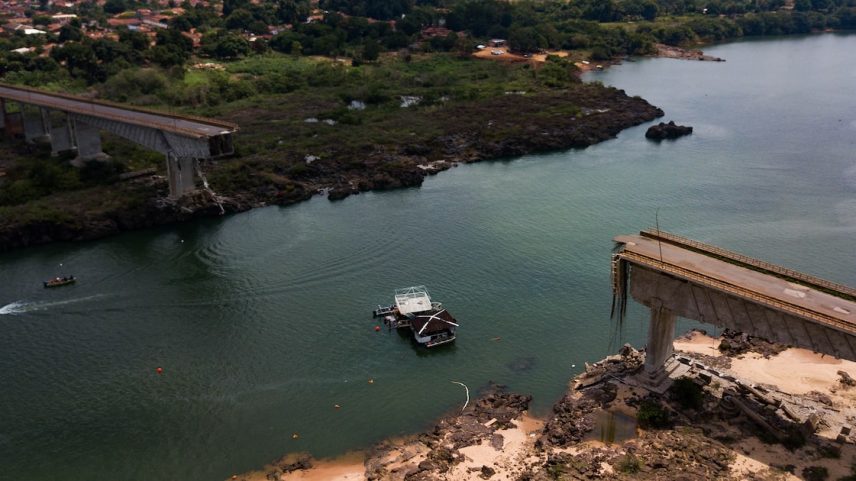 A ponte sobre o Rio Tocantins desabou no dia 22 de dezembro, deixando 14 pessoas mortas e outras 13 desaparecidas até hoje. A estrutura tinha 533 metros de extensão e foi inaugurada em 1961. (Foto: Wilton Junior/Estadão)