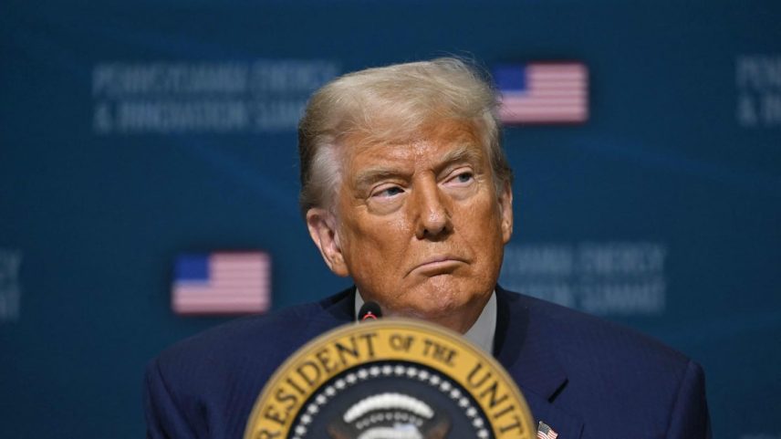 A ideia de que Trump defende e representa o mundo livre não tem amparo nos fatos (Foto: Andrew Caballero-Reynolds/AFP)