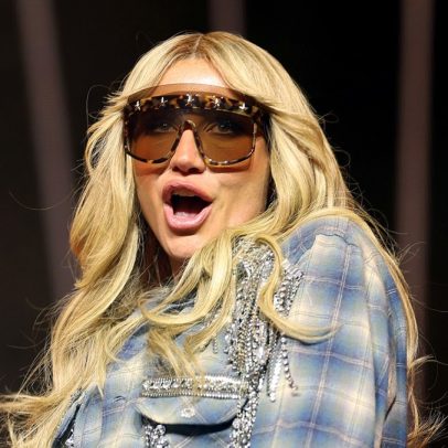 Kesha adia show em Dallas por causa do tempo e convida fãs para nova data