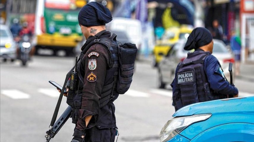 Contra-ataque. Com fuzis, policiais militares patrulham a Avenida Itararé, em Ramos, perto do Complexo do Alemão (Foto: Márcia Foletto/09-07-2025)