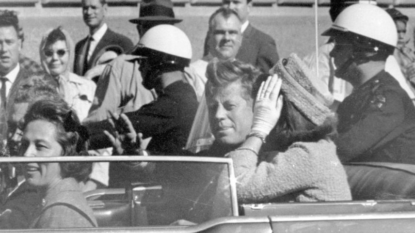 Foto momentos antes do assassinato mostra John F. Kennedy no carro em Dallas, com a primeira dama Jacqueline Kennedy, à direita, Nellie Connally, na esquerda, e marido dela, o então governador do Texas, John Connally. (Foto: AP Photo/Jim Altgens, arquivo)