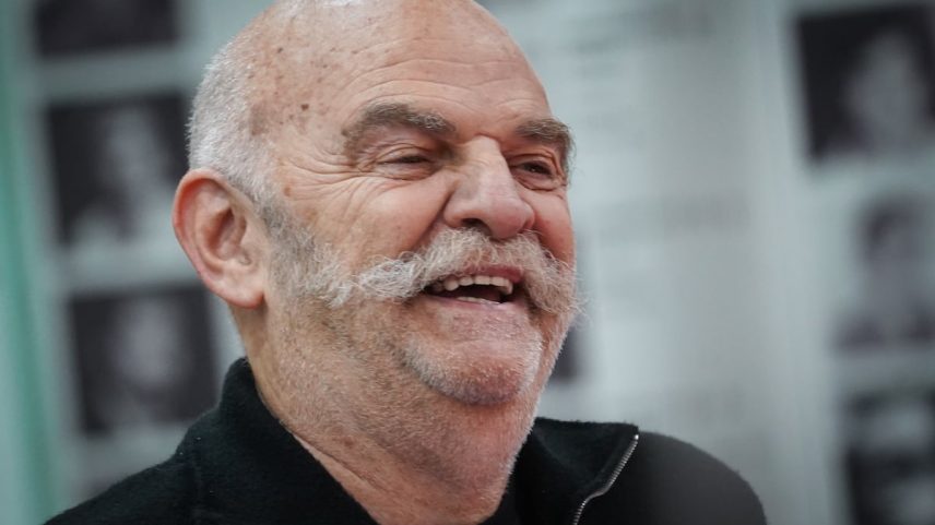 O escritor e jornalista Martín Caparrós recebe o Honoris Causa na Universidade de Buenos Aires, no dia 8 de julho de 2025. (Foto: MARIANA NEDELCU)