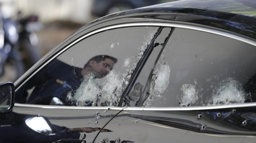 Porsche Taycan de Vinicius Drumond foi levada para a Delgacia de Homicídios, na Barra da Tijuca (Foto: Domingos Peixoto / Agência O Globo)