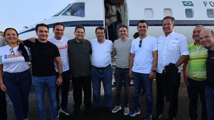 Comitiva de autoridades chega em avião da FAB para o Festival de Parintins; entre eles, o ministro do Turismo, Celso Sabino (o segundo da esq. para a dir.), o presidente o Senado, Davi Alcolumbre (o quarto da esq. para a dir.), o presidente da Câmara, Hugo Motta (o quinto da dir. para a esq.), e o corregedor nacional de Justiça, Mauro Campbell (o terceiro da dir. para a esq.) (Foto: Reprodução/@eduardobraga_am no Instagram)