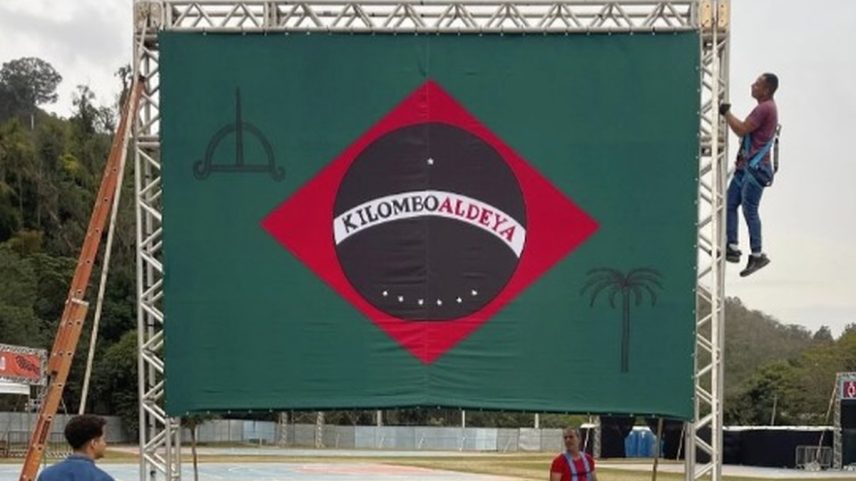 Painel estava montado no Parque de Exposições de Itaipava (Foto: Reprodução da internet)