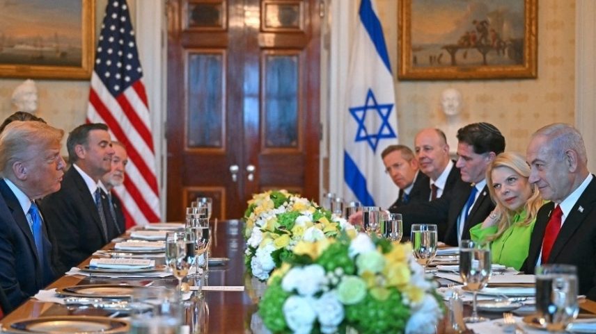 Trump e Netanyahu na Casa Branca (Foto: ANDREW CABALLERO-REYNOLDS / AFP)