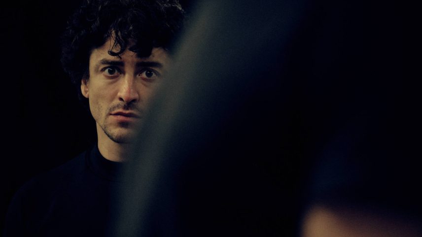 Jesuíta Barbosa em cena da peça 'Sonho Elétrico', em cartaz no Sesc Vila Mariana (Foto: Ethel Braga/Divulgação)