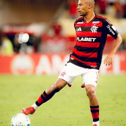 De la Cruz retorna ao Flamengo após agravamento de lesão e polêmica interna