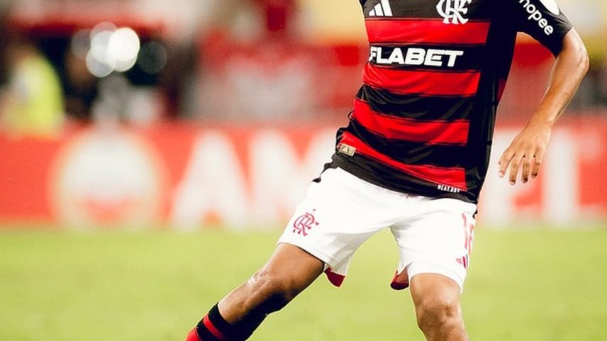 De La Cruz durante clássico entre Flamengo e Botafogo, quando teve novo entorse no joelho (Foto: Adriano Fontes/Flamengo)