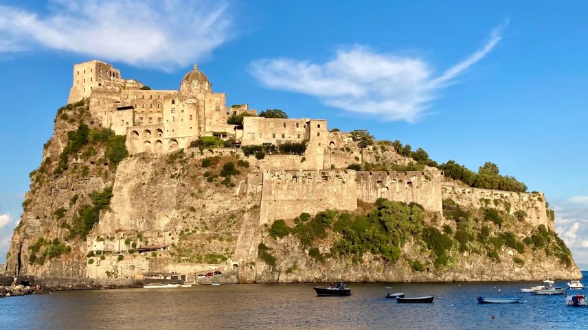 Castello Aragonese, na Ísquia, próximo ao ponto na Baía de Cartaromana onde a cidade submersa de Aenaria foi encontrada (Foto: Dudva/Creative Commons)