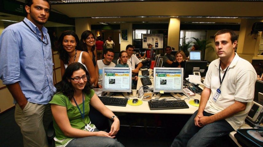 Denis Kuck (de branco, à direita) na antiga redação do GLOBO (Foto: Reprodução)