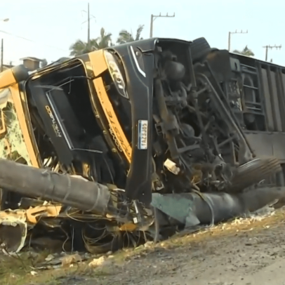Ônibus de turismo capota em SC, deixando um morto e vários feridos