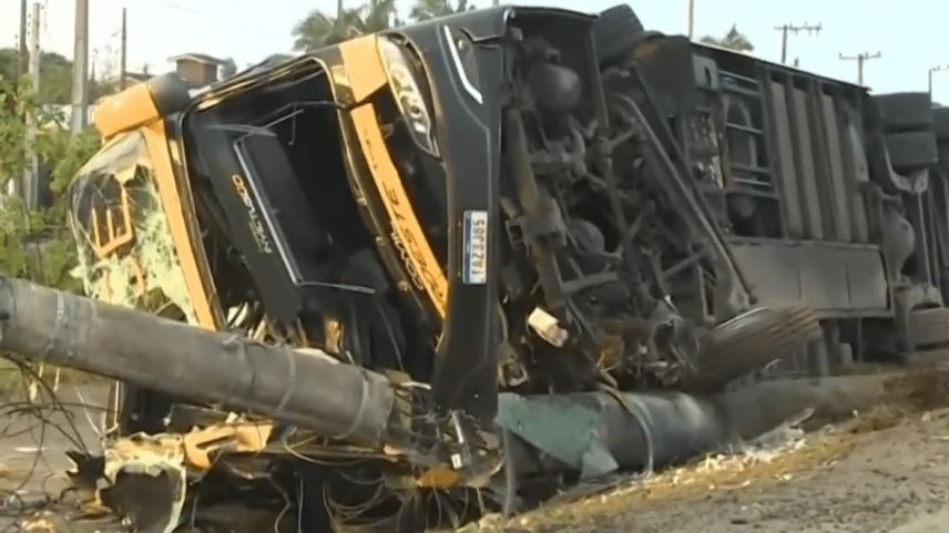 Ônibus de dois andares da empresa Expresso Nordeste saiu da pista, bateu em poste e capotou (Foto: Reprodução/TV Globo)