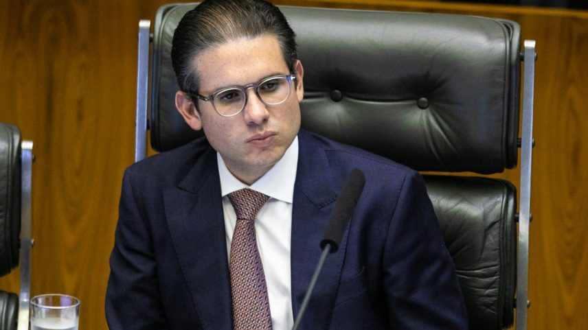 Hugo Motta em sessão na Câmara para votar projeto que cancela decreto do governo que elevou o IOF (Foto: Brenno Carvalho / Agência O Globo)