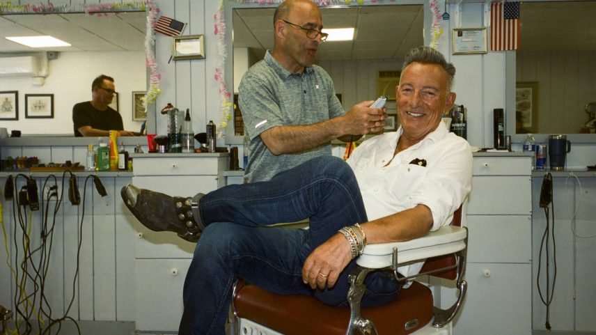 O músico Bruce Springsteen na barbearia Joe's Barber Shop, em junho de 2025, para o lançamento de seu álbum 'Tracks II' (Foto: Daniel Arnold/NYT)