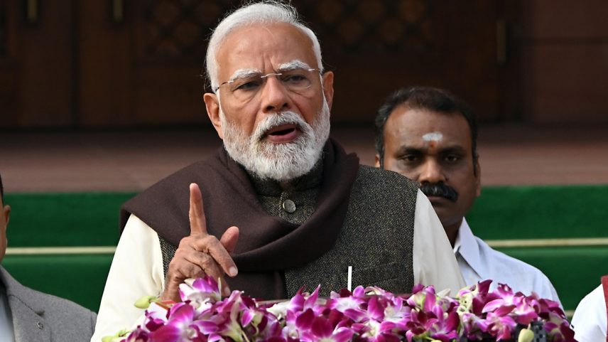 O primeiro-ministro da Índia, Narendra Modi, fala no Parlamento em Nova Délhi em janeiro de 2025 (Foto: Prakash Singh/Bloomberg)