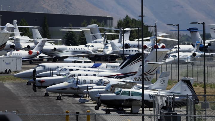 Jatos particulares estacionados no Aeroporto Memorial Friedman durante a Conferência Allen & Company em Sun Valley, Idaho, em 10 de julho de 2025. (Foto: Kevin Dietsch | Getty Images)