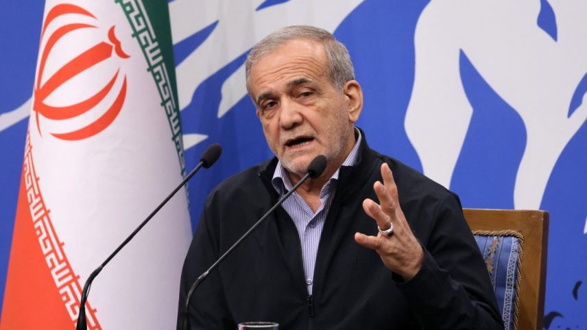 Presidente do Irã, Masoud Pezeshkian, dá uma entrevista coletiva em Teerã (Foto: ATTA KENARE / AFP)