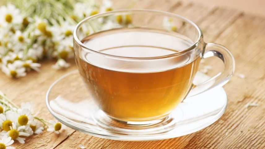 A planta camomila tem uso milenar e sua infusão é alvo de diversos tipos de estudos. (Foto: teatian/Adobe Stock)