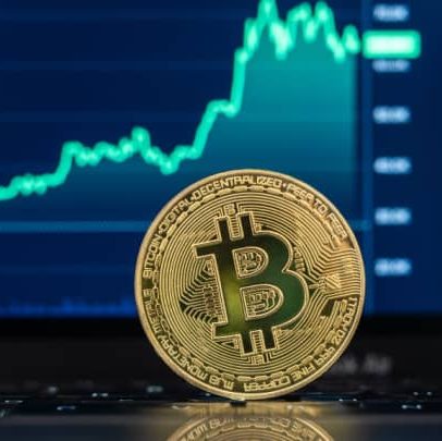 Bitcoin atinge novo recorde histórico acima de US$ 112 mil com alta tecnológica