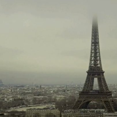 Duas pessoas são detidas após salto de paraquedas da Torre Eiffel