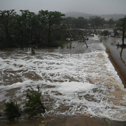 Enchentes no Texas causam tragédia com morte de menina de 8 anos e diretora de acampamento