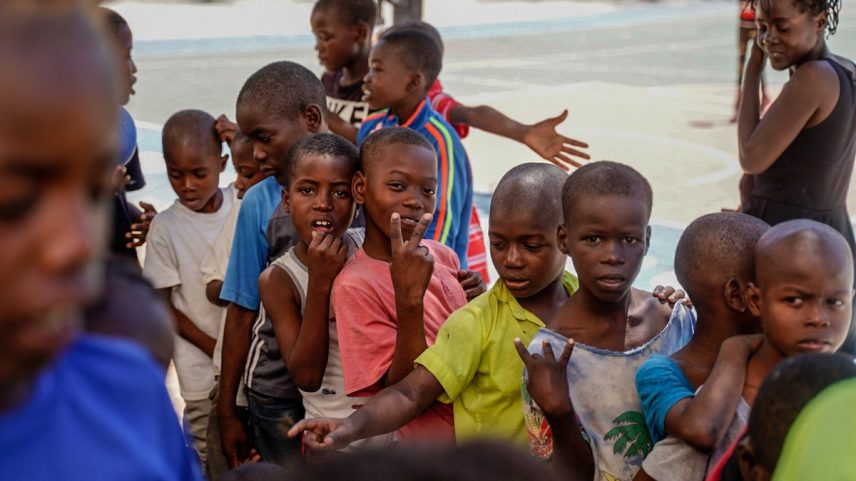 Crianças se refugiam em escola católica em Porto Príncipe, no Haiti (Foto: RICHARD PIERRIN/AFP)