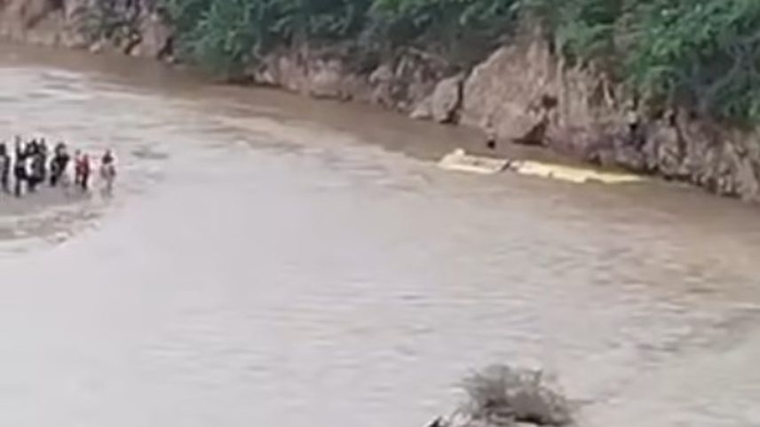 Ônibus capota e cai em Rio no sul do México (Foto: Reprodução)