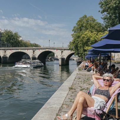 Paris transforma o Sena em uma praia tropical com cores brasileiras