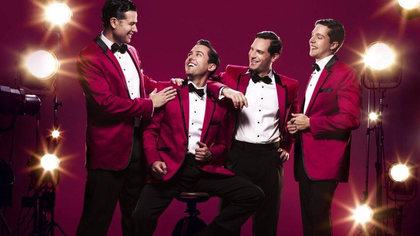 Velson D'Souza, Henrique Moretzsohn, Bruno Narchi e Artur Volpi formam o elenco do musical 'Jersey Boys' (Foto: Pedro Dimitrow/Divulgação)