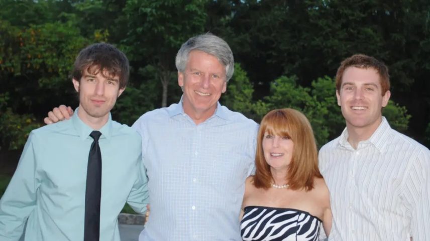 John Weller, à esquerda, e os pais James e Veronica Weller, ao centro, com o filho Jimmy Weller, à direita (Foto: Reprodução redes sociais)