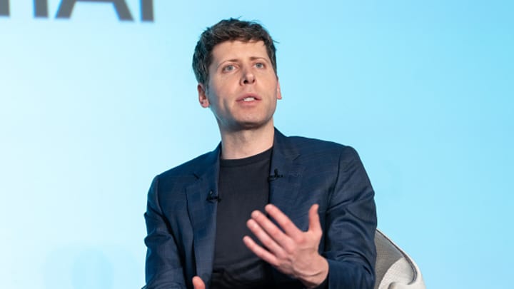 Sam Altman, CEO da OpenAI, é visto conversando com Masayoshi Son, CEO do SoftBank Group, em um evento em Tóquio no dia 3 de fevereiro de 2025. (Foto: Tomohiro Ohsumi | Getty Images News | Getty Images)