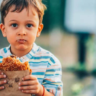 Cardiologista revela cinco alimentos que nunca dará aos filhos após 20 anos de experiência
