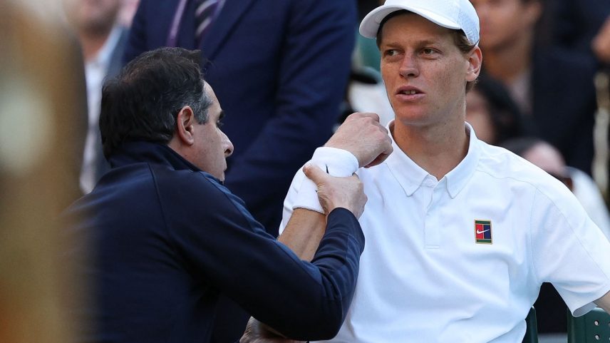 Sinner lesionou o cotovelo durante as oitavas de final em Wimbledon (Foto: Adrian Dennis/AFP)