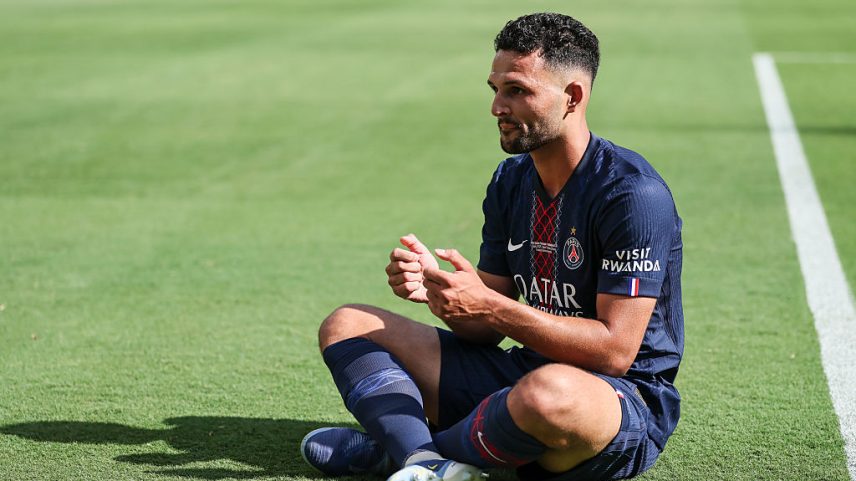 Gonçalo Ramos faz gesto de quem está jogando videogame após marcar o quarto gol do PSG na goleada sobre o Real Madrid, em homenagem a Diogo Jota (Foto: Qian Jun/Sports Press Photo/Getty Images)