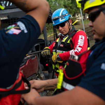 Bombeiros mexicanos ajudam na busca por vítimas em Texas após desastre natural