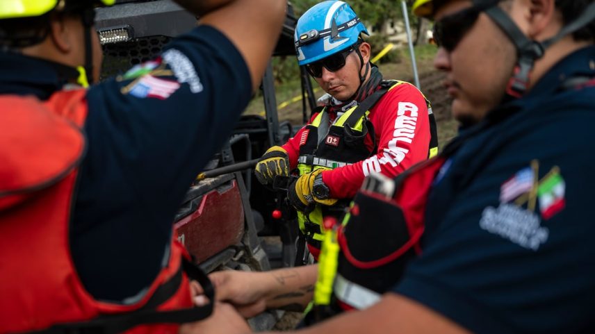 Um equipe de bombeiros de Ciudad Acuña durante labores de rescate perto do rio Guadalupe, em 7 de julho em Ingram, Texas. (Foto: Eli Hartman/AP)